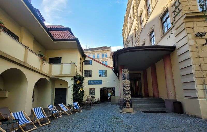 Look for a cheep restaurants in a small streets