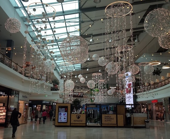 Shopping mall Metropol Zlicin inside