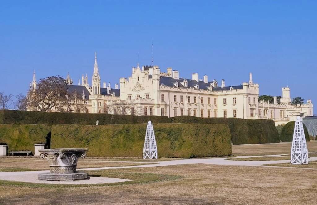 English-style regular park around the castle
