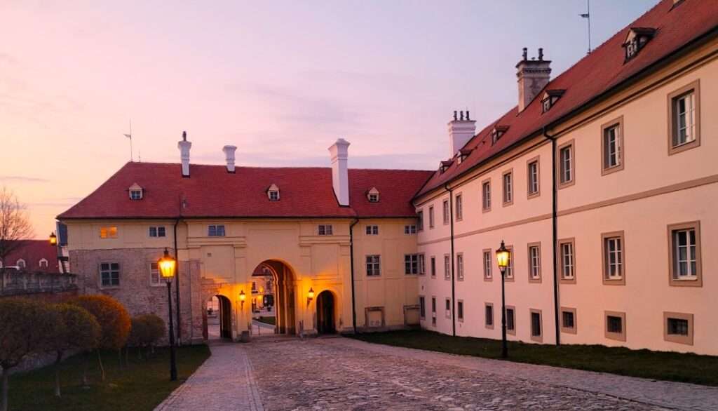 Entrance to the city square 