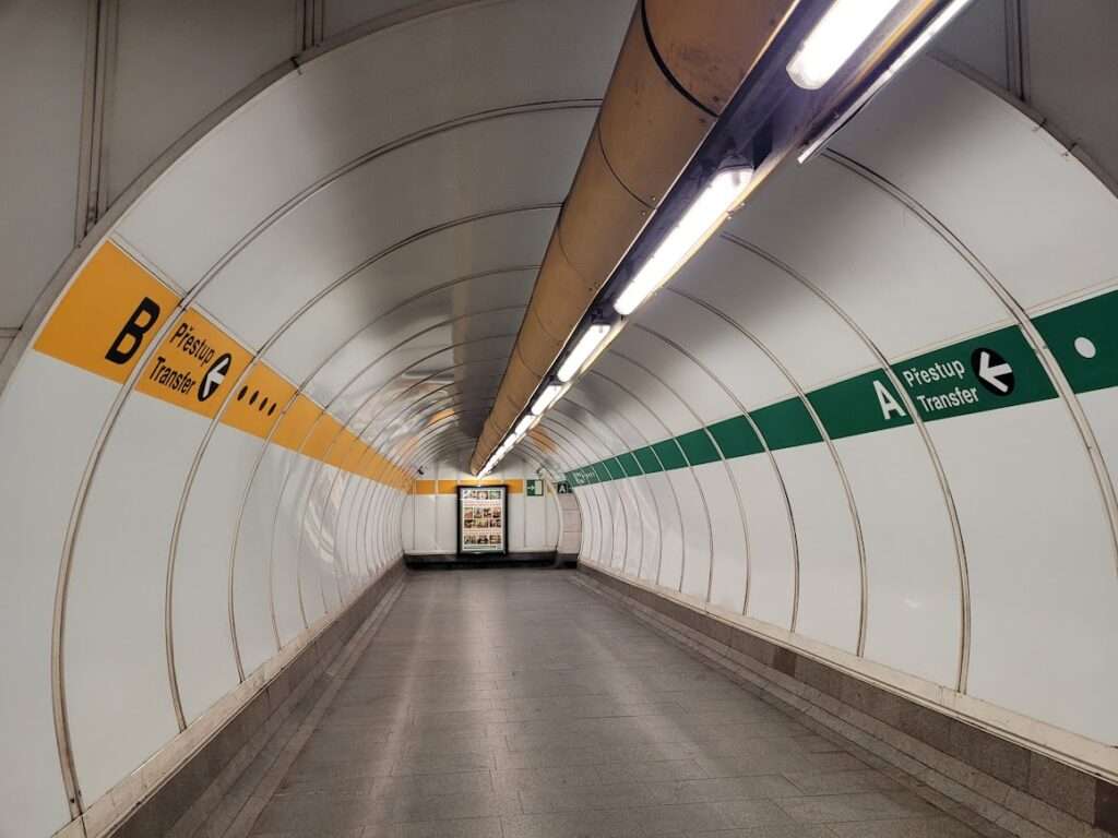 Transfer tunnel between line A and B