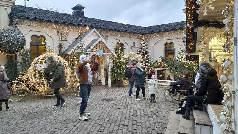 Vánoční Dům in Karlovy Vary, yard with Xmas decorations 