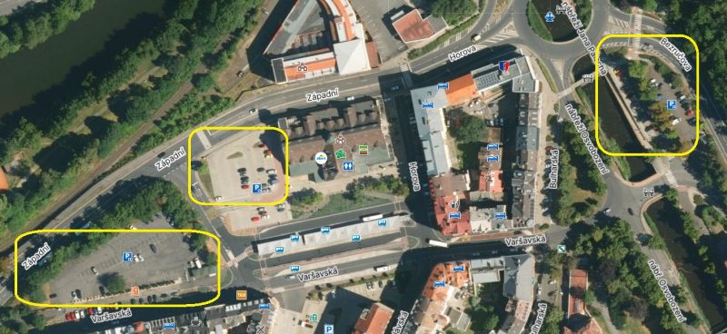 Aerial map showing three paid public parking lots near Tržnice in Karlovy Vary, beside Západní, Varšavská and Bezručova streets.